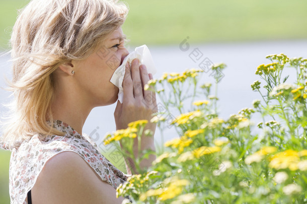 吹鼻子伸到在花前组织的女人