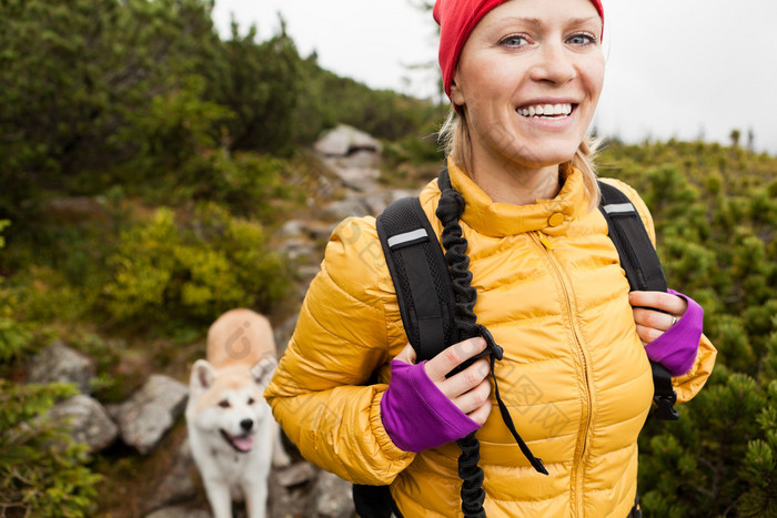 在秋田犬山徒步旅行的女人