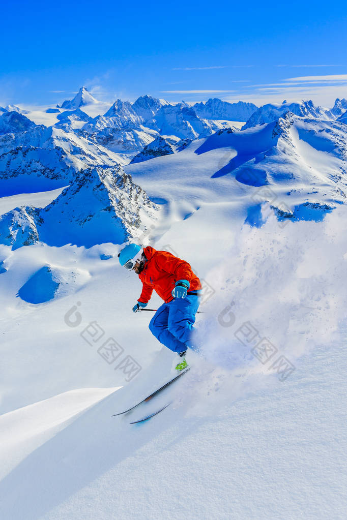 在瑞士高山滑雪的人