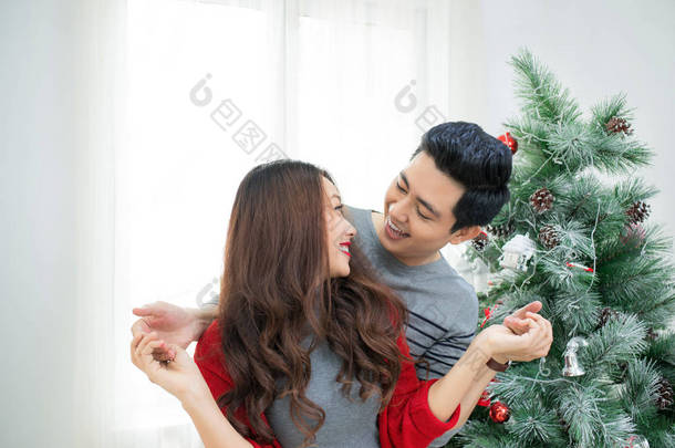 圣诞节亚洲 Couple.Happy 微笑的家人在家里庆祝.