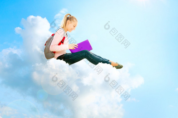 女学生或学生坐在云上，读一本书