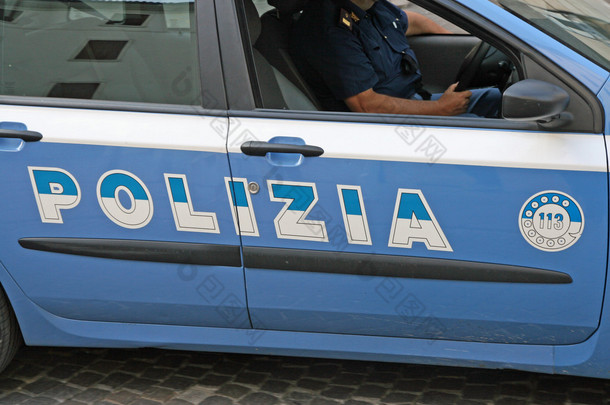 蓝色意大利警察车与书面案子警察