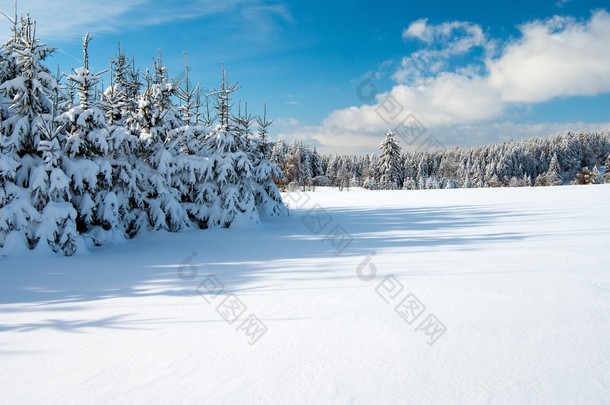 寒冬山水风景与平县和森林