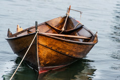 木船在水面上
