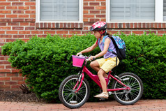 骑自行车到学校的孩子们
