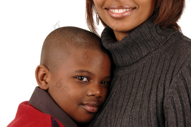 非洲裔美国男孩倚着他的母亲