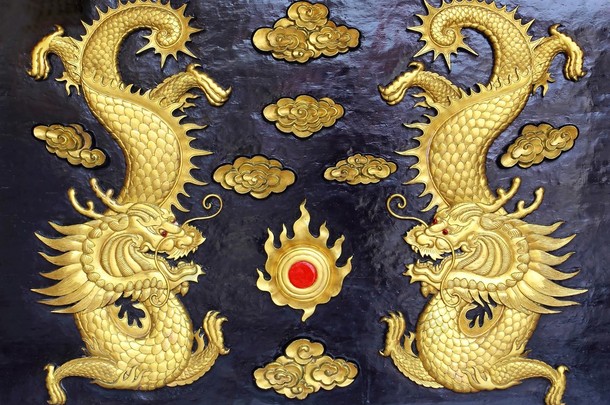 两个金龙 (中国: 长) 木雕在黑色背景