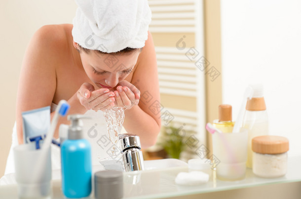 以上浴室水槽洗脸的女人