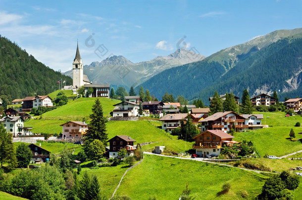村和教堂在瑞士的阿尔卑斯山