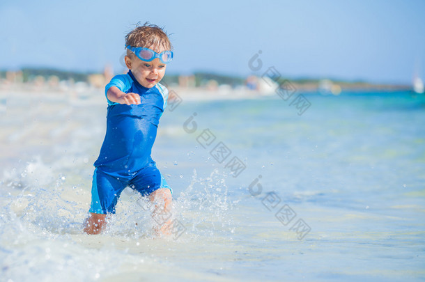 可爱的男孩在海滩上