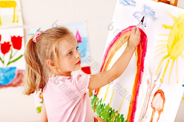 儿童绘画在画架.