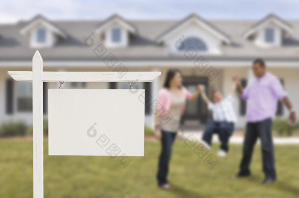 在房子前面的空白房地产标志和西班牙裔美国人家庭