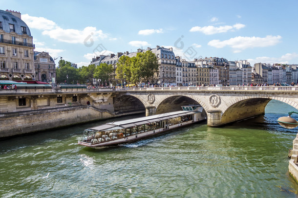 旅<strong>游邮轮</strong>豪华的餐厅，船在河中围网巴黎法郎