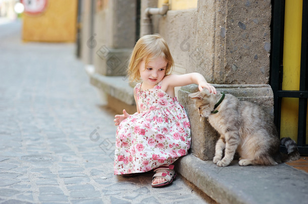 可爱快乐的小女孩和一只猫
