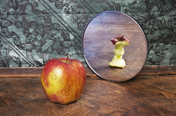 苹果在镜中反映出的超现实主义的图片