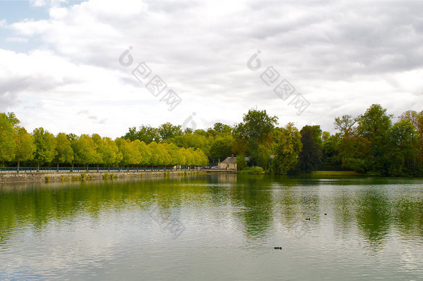 枫丹白露宫的最大的法国皇家城堡之一的池塘