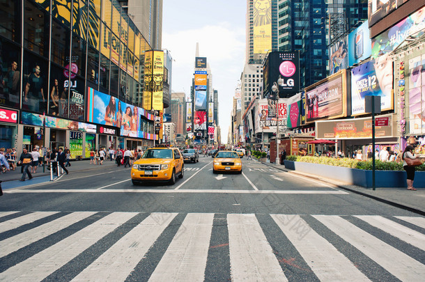 纽约城-6 月 28 日： 在纽约时报广场、 商业广告一个繁忙的旅游交集和纽约城及著名的街走，在纽约，纽约州在 2012 年 6 月 28 日上<strong>看到</strong>.