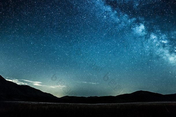 夜晚的天空与银河系恒星对山<strong>背景</strong>
