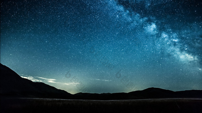 夜晚的天空与银河系恒星对山背景夜晚天空