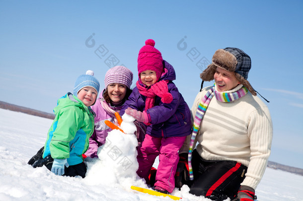 幸福的家庭制作雪人