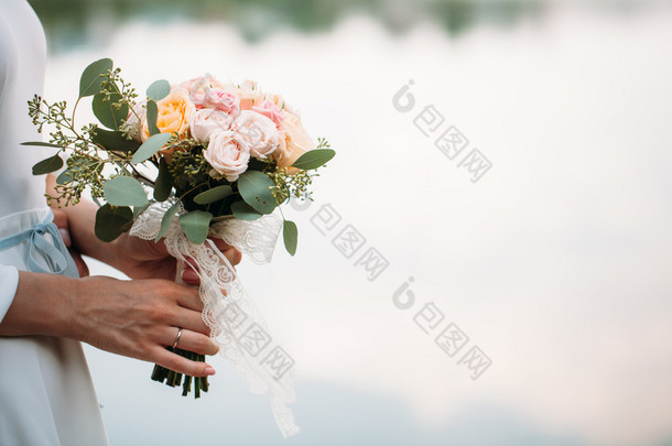 手中的婚礼花束