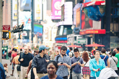 纽约城-6 月 28 日： 在纽约，纽约州在时报广场、 商务 adv 一个繁忙的旅游交集和著名的街的纽约城和我们过马路，看到在 2012 年 6 月 28 日.