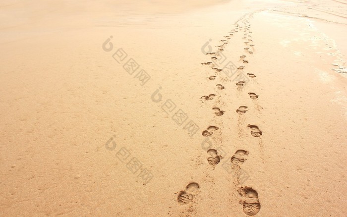 脚印在沙滩两套简约 beachscape 沙滩晒太阳,松糕鞋