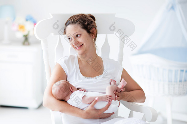 年轻的母亲和刚出生的<strong>婴儿</strong>，在白色的卧室里