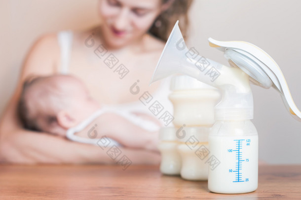 手动吸奶器和喂养刚<strong>出生</strong>的婴儿的母亲