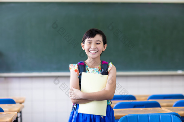 快乐的学校教室里的女孩