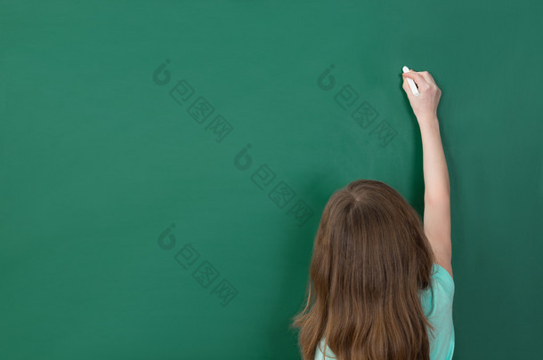 女孩写在黑板上