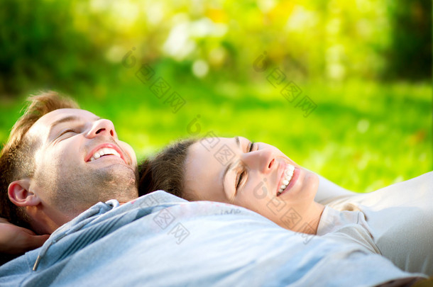 年轻夫妇<strong>躺在草地</strong>上