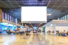 电视屏幕广告在机场航站楼.