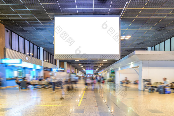 电视屏幕广告在机场航站楼.