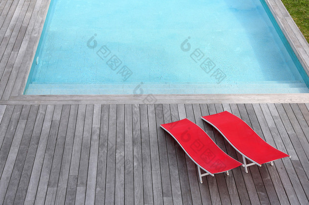 <strong>红色</strong>长椅子由游泳池设置视图