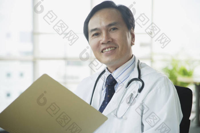 医生微笑着相机图片-包图网企业站