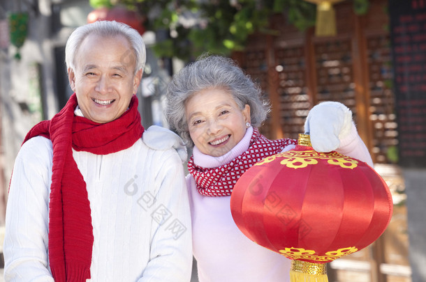 高级夫妇庆祝中国农历新年