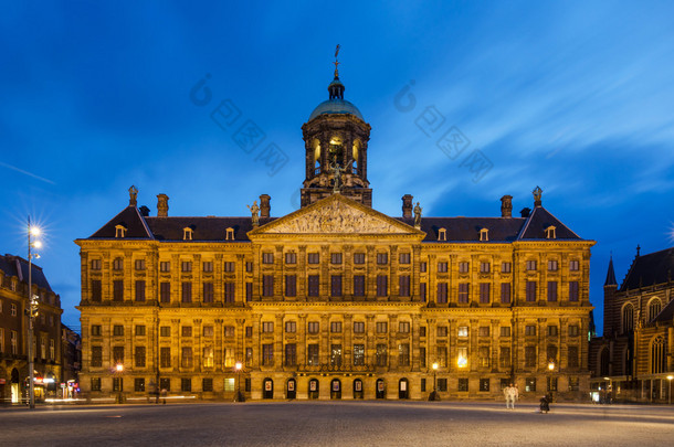 <strong>阿姆斯特丹</strong>，荷兰-2015 年 5 月 7 日: 人参观皇家宫殿在<strong>阿姆斯特丹</strong>的水坝广场