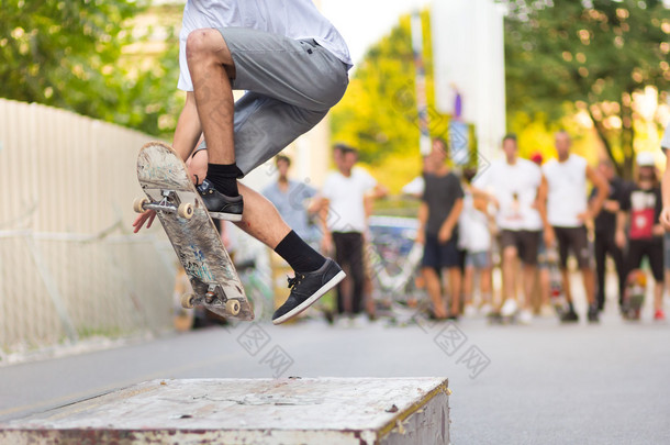 男孩们在街上玩滑板。城市生活.