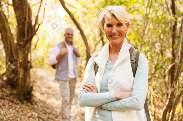 女人和丈夫一起徒步<strong>旅行</strong>