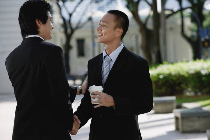 两个穿西装的人互相问候