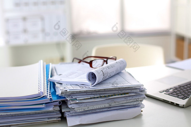 堆文件和眼镜躺在降低饱和度的表