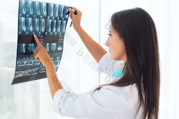 <strong>女医生</strong>在医院看着 x 射线胶片医疗保健、 伦琴、 人和医学概念.