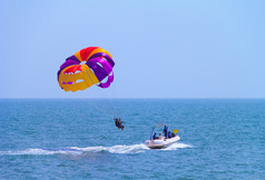 在孟买海滩在果阿-滑翔伞印度的极限运动.