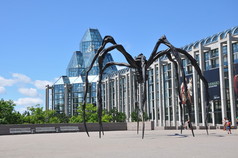 蜘蛛在前面雕塑加拿大国家美术馆