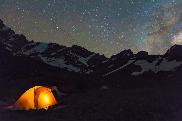 夜山景观带照明帐篷