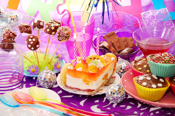 装饰的糖果的孩子的生日聚会表