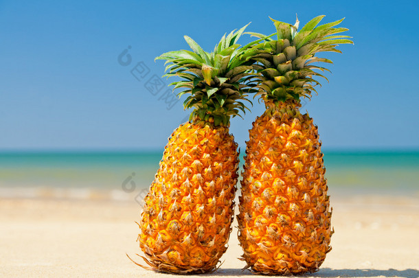 在海滩上的<strong>菠萝</strong>