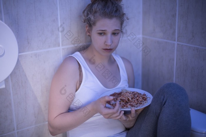 暴饮暴食伤心的女孩