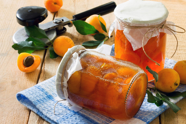杏子保存在自己的汁<strong>罐</strong>木制的桌子上